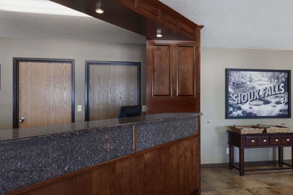 Super 8 by Wyndham Sioux Falls 41st Street - photo 2