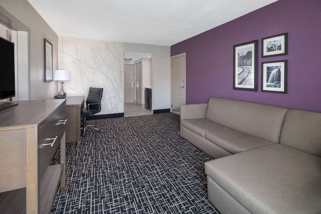 La Quinta Inn & Suites by Wyndham Chattanooga East Ridge - photo 35