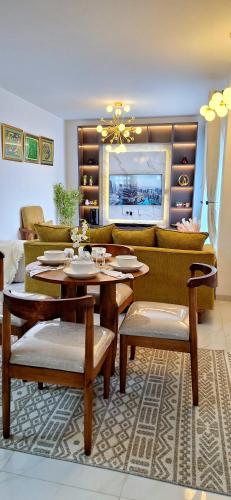 Modern & Chic 1BRM w heated pool lounge and Gym