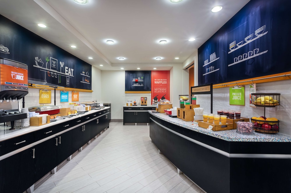 Hampton Inn & Suites Herndon Reston - photo 36