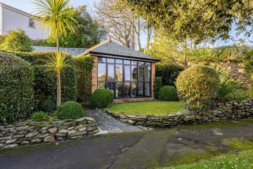 Charming Summerhouse Annexe in lush gardens in Fowey in Fowey, United Kingdom