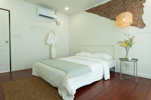 House of Patcha เรือลพัชชา Hostel share bathroom