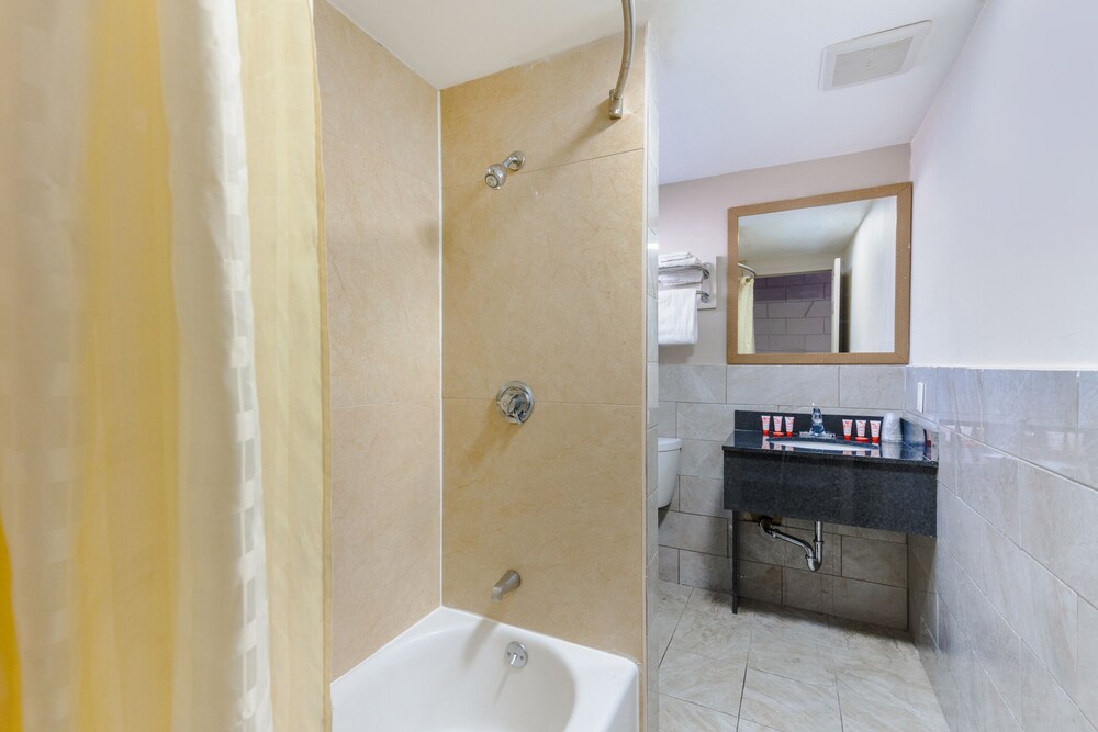 OYO Hotel Malden MA Broadway - photo 36