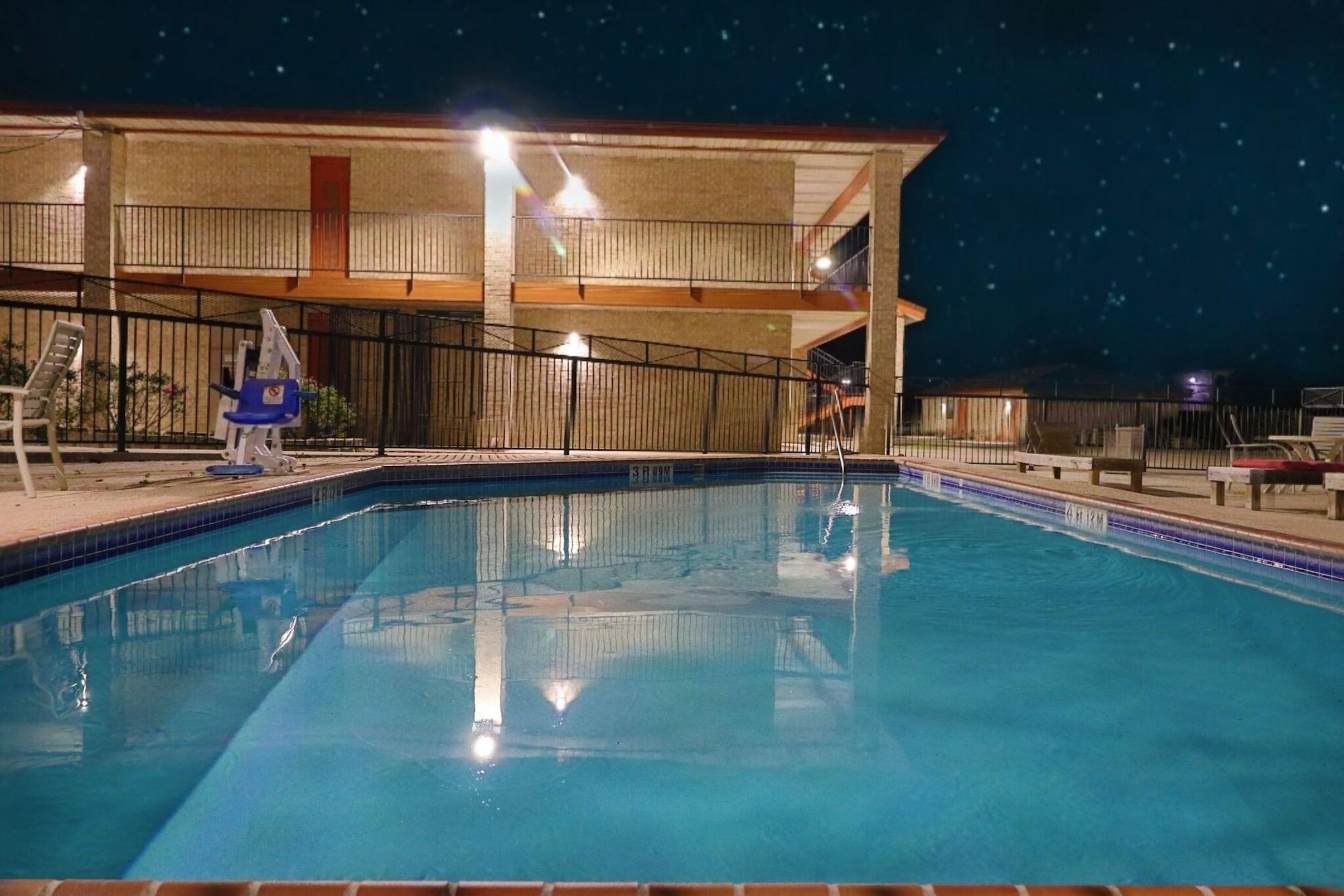University Inn & Suites San Antonio - photo 4