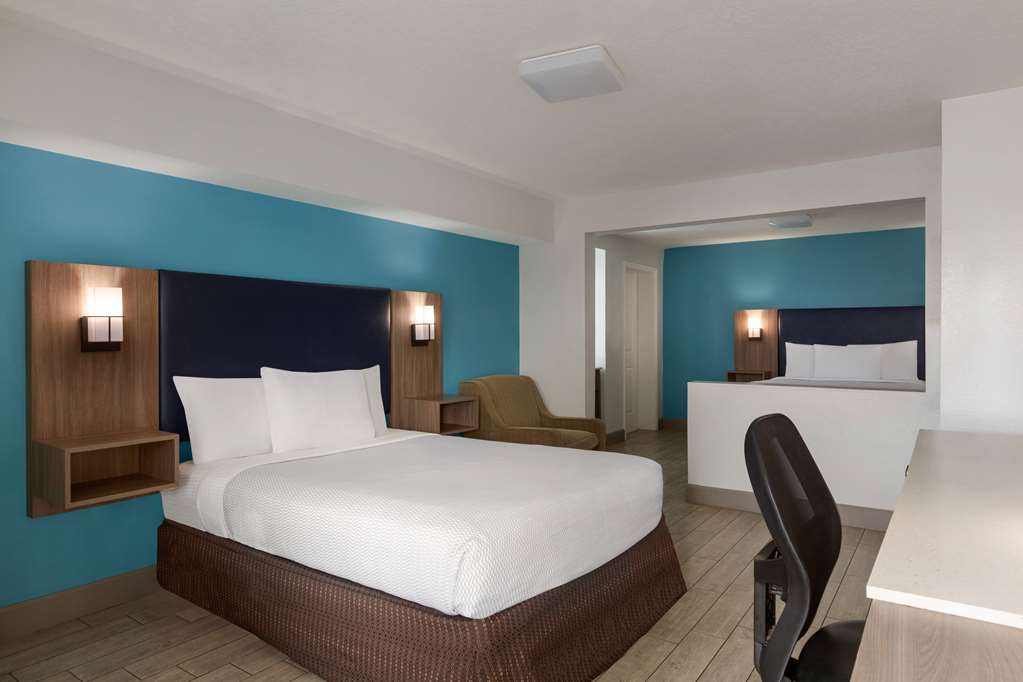 La Quinta Inn & Suites by Wyndham Oceanfront Daytona Beach - photo 21