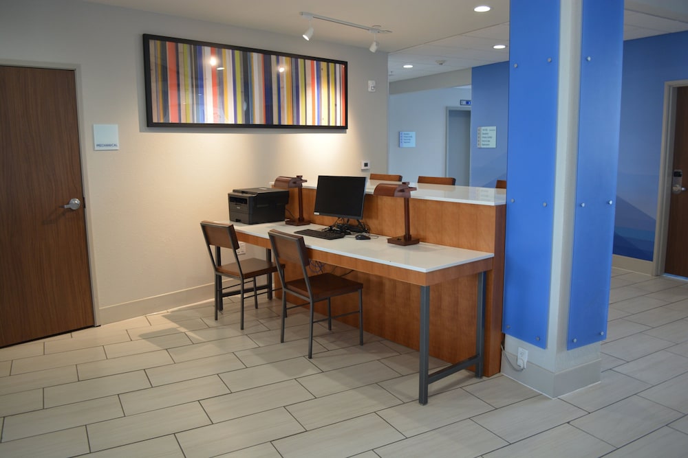 Holiday Inn Express & Suites Liberal by IHG - photo 29