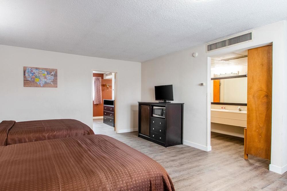 Econo Lodge Elko Downtown Area - photo 13