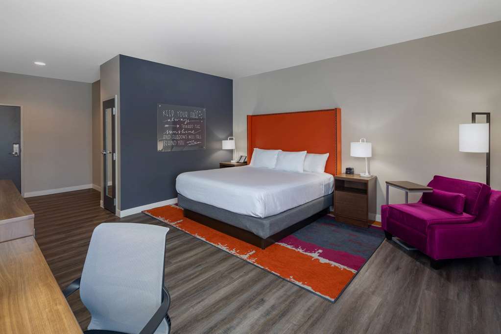 La Quinta Inn & Suites by Wyndham Greensboro Arpt High Point - photo 17