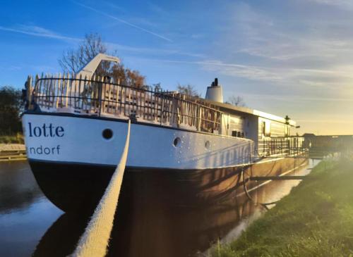 8 Personen Hausboot mit Hot Tub Sauna Kaminofen Klimaanlage Lounge Sonnendeck und Garten mit Buddelschiff direkt hinterm Deich in Otterndorf in Otterndorf, Germany