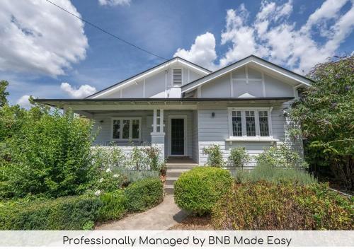 Bindi Cottage Spacious & Unique Opposite Pool — 4-Star Luxury Hotel in Orange, Australia