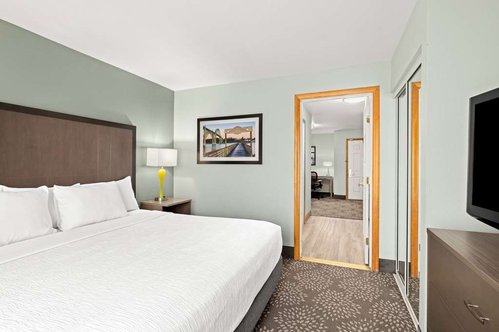 La Quinta Inn & Suites by Wyndham Newport - photo 37