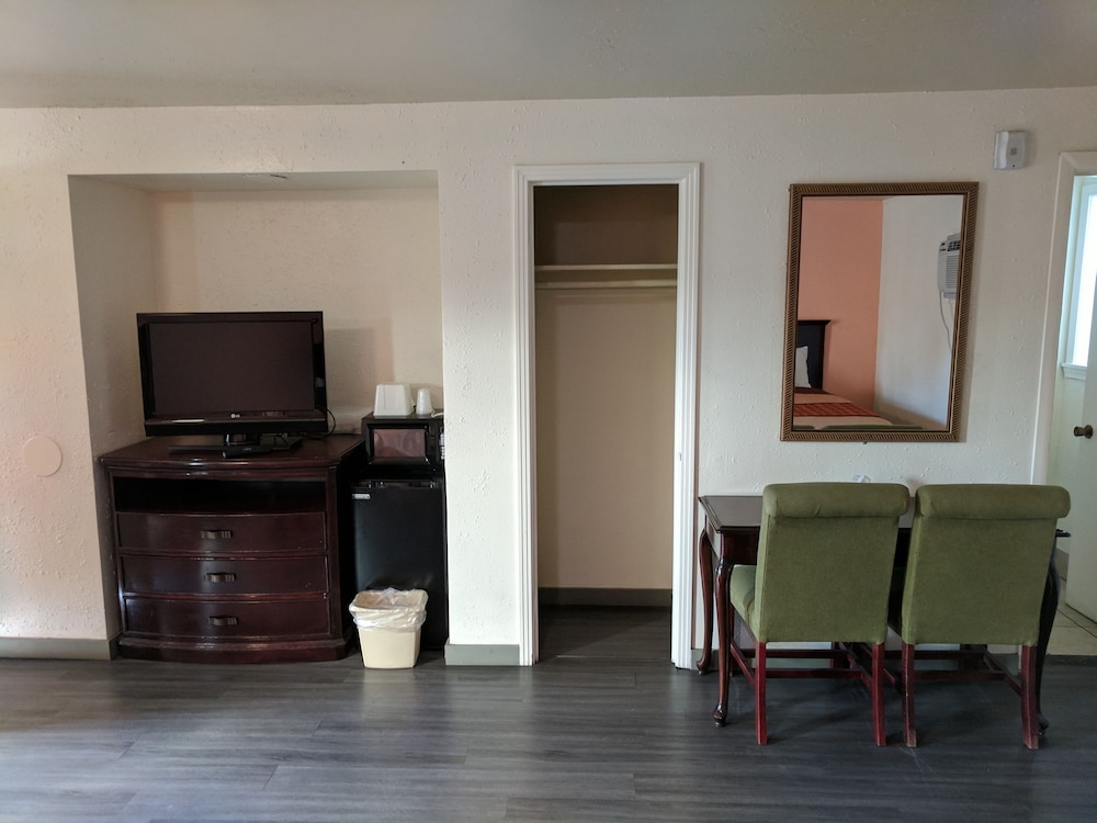 La Hacienda Motel - photo 7