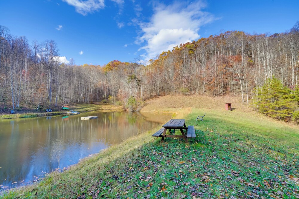 Shared Pond at Retreat in Rosedale — hotel in Rosedale