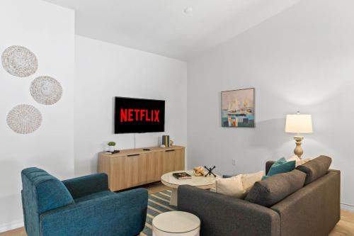 Beach House King Bed Pet Friendly Fast Wi Fi Netflix Garage — 4-Star Luxury Hotel in Palm Coast, United States