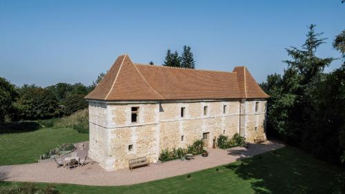 La Motte Féodale Luxury Medieval Manor Rated 5 Stars In Normandy — hotel in Cleon