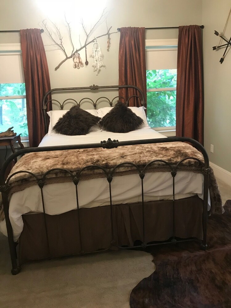 Iron Amethyst Inn Boutique Hotel - photo 10