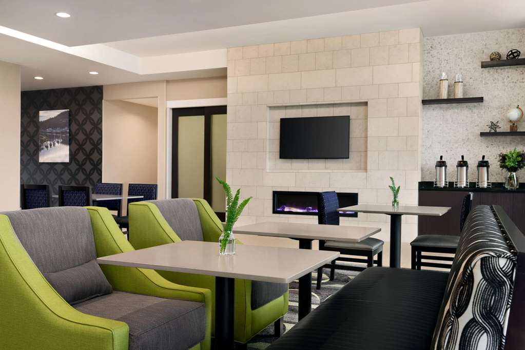 La Quinta Inn & Suites by Wyndham Burlington - photo 26