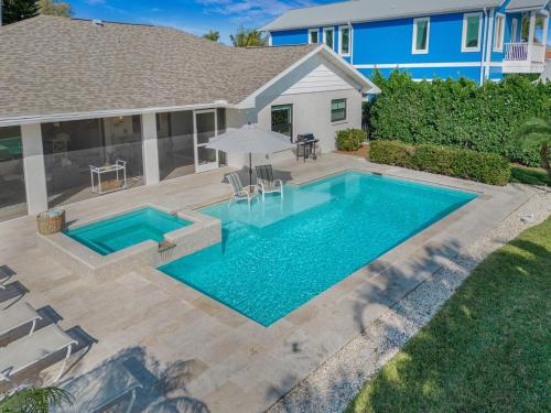 Spacious Pool Home Near Beach with backyard oasis — 4-Star Luxury Hotel in Naples, United States