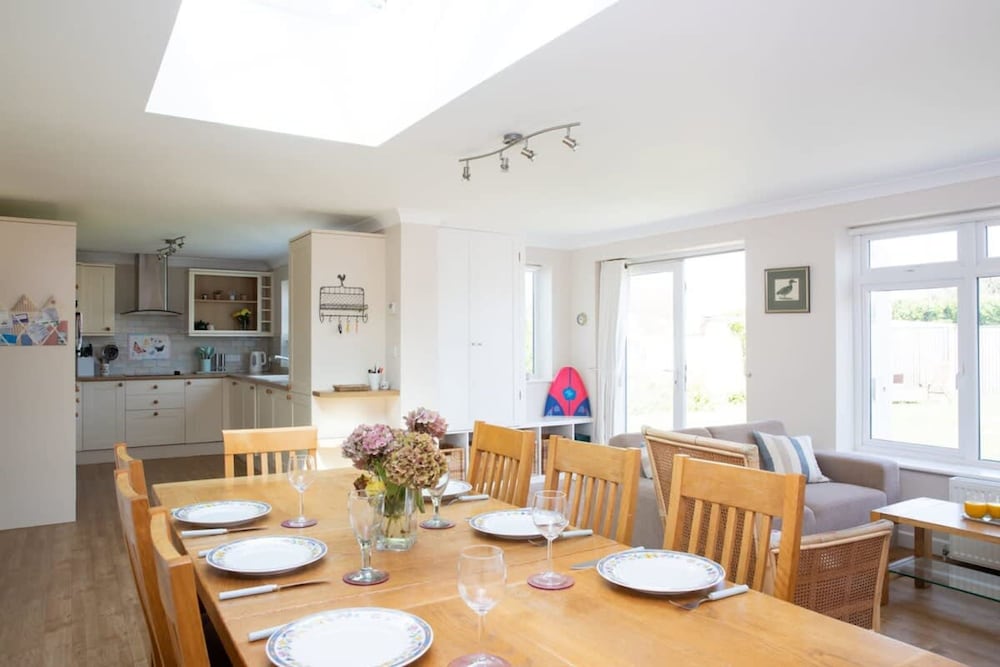 Seaside detached 4bd home nr shops Parking Garden — 4-Star Luxury Hotel in Chichester, United Kingdom