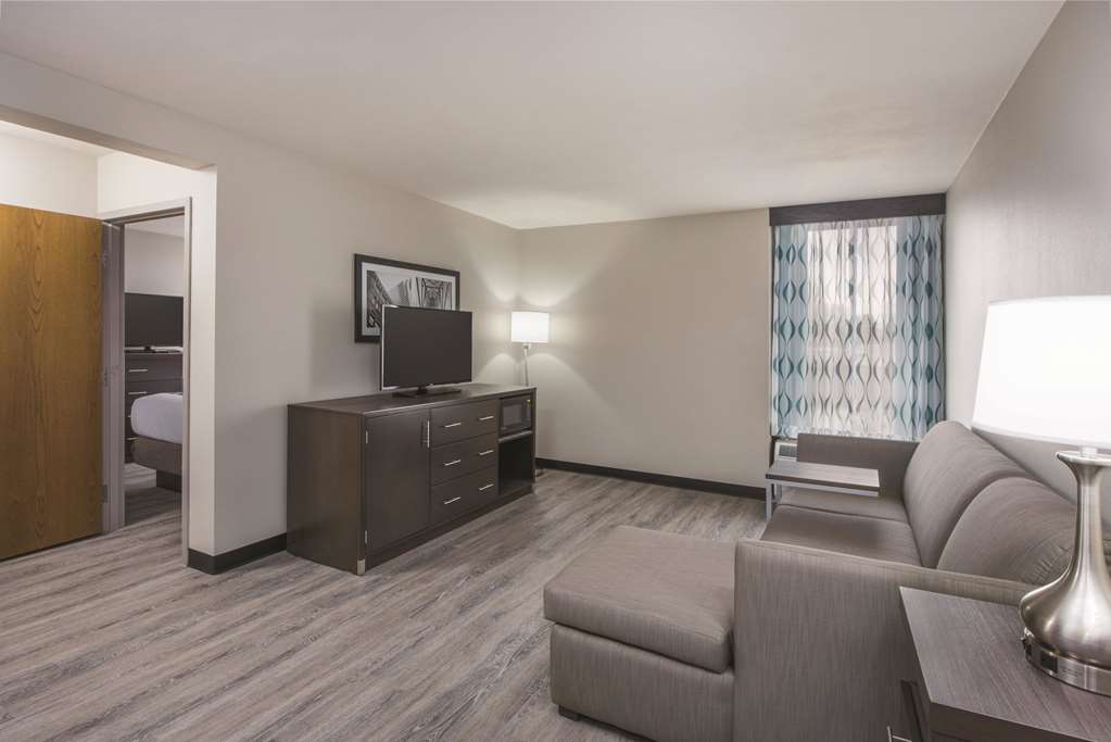 La Quinta Inn & Suites by Wyndham Festus St. Louis South - photo 20
