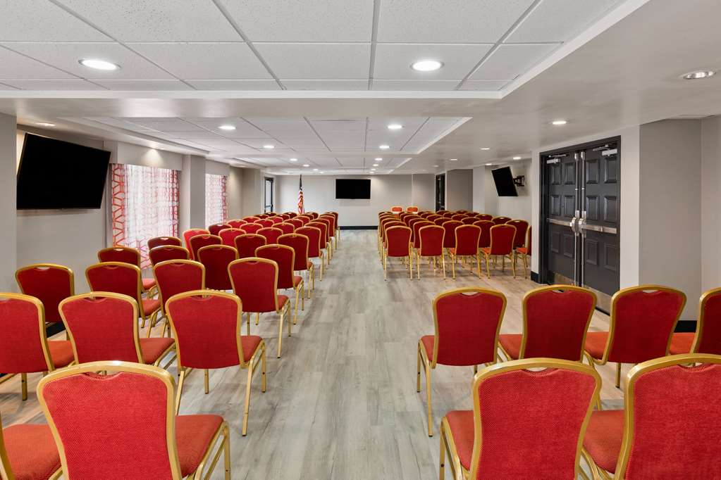 La Quinta Inn & Suites by Wyndham Goodlettsville Nashville - photo 35