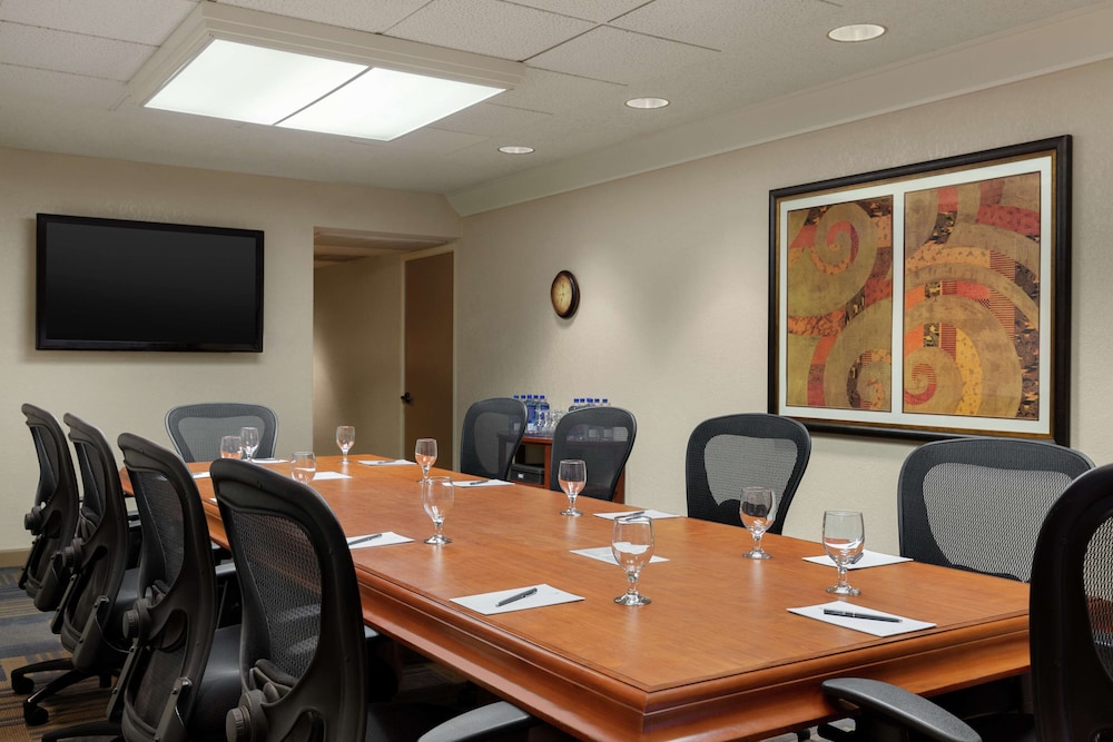 Embassy Suites by Hilton Phoenix Tempe - photo 39