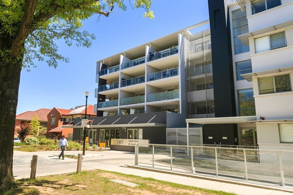 Midnight Luxe 1BR 1Bath Apartment 104 in the heart of Braddon Pool Sauna Secure Parking Wine WiFi — 4-Star Luxury Hotel in Canberra, Australia