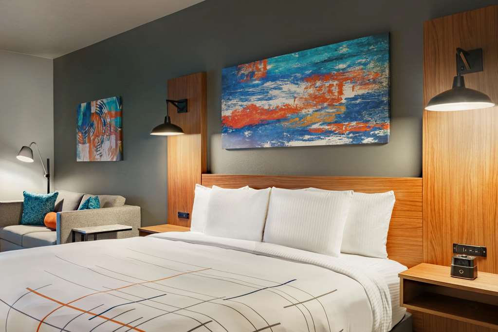 La Quinta Inn & Suites by Wyndham Springfield - photo 16