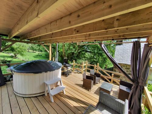 Hot Tub 25min to Snowdon Watkin path Stunning Mountain Views in Porthmadog, United Kingdom