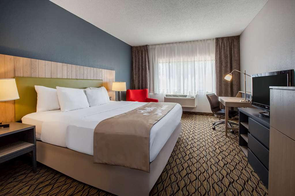 Days Inn & Suites by Wyndham Rochester Hills MI - photo 9