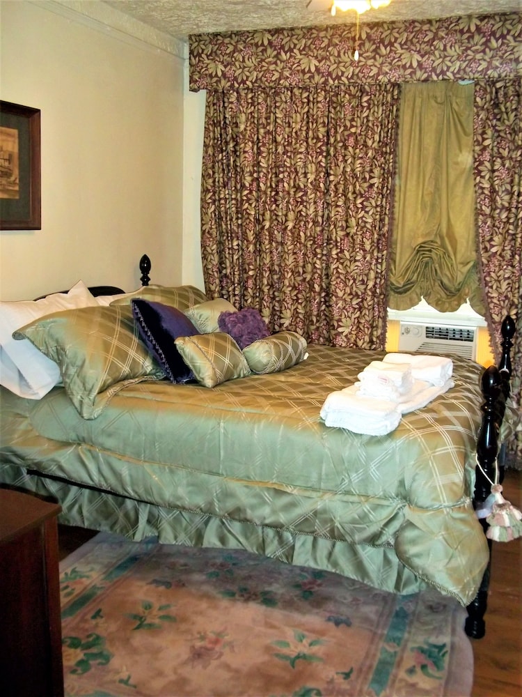 Elkhorn Inn & Theatre - photo 10