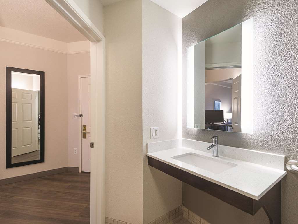 La Quinta Inn & Suites by Wyndham Oklahoma City NW Expwy - photo 31