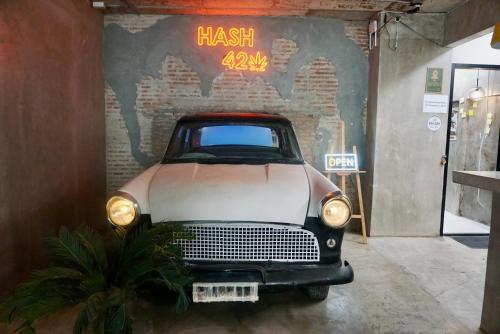 Hip and funky apartment silom Soi 3 with rooftop view