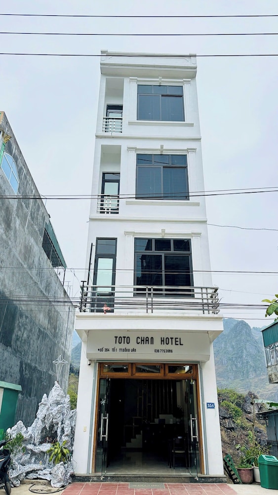 ToTo Chan Hotel in Thi Tran Gjong Van, Vietnam