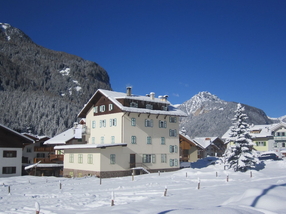 Cèsa Planber Apartments — 4-Star Luxury Hotel in Canazei, Italy