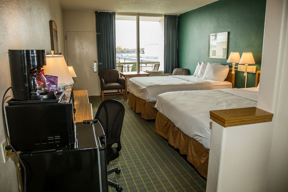 Baymont by Wyndham Fargo - photo 11