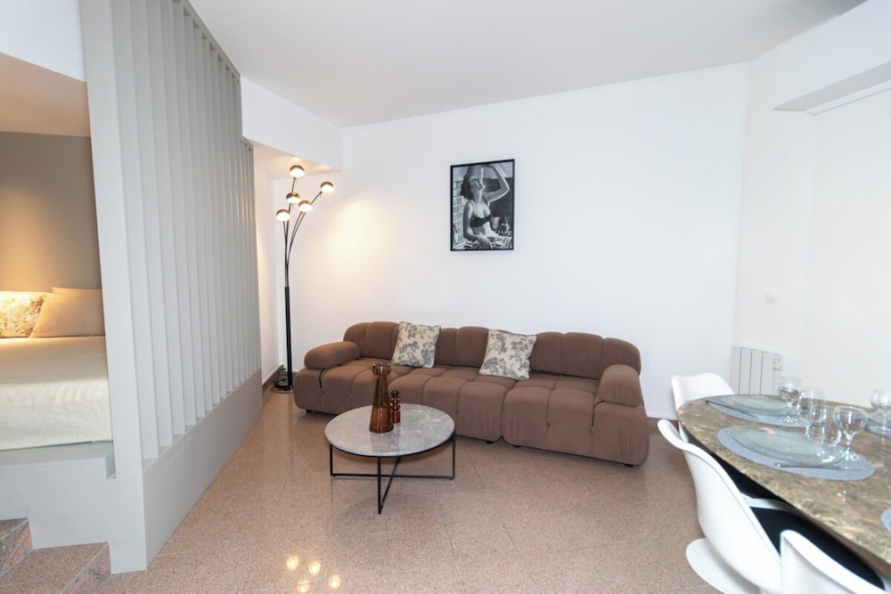 Superb Parisian Apartment Pere Lachaise — 4-Star Luxury Hotel in Paris, France