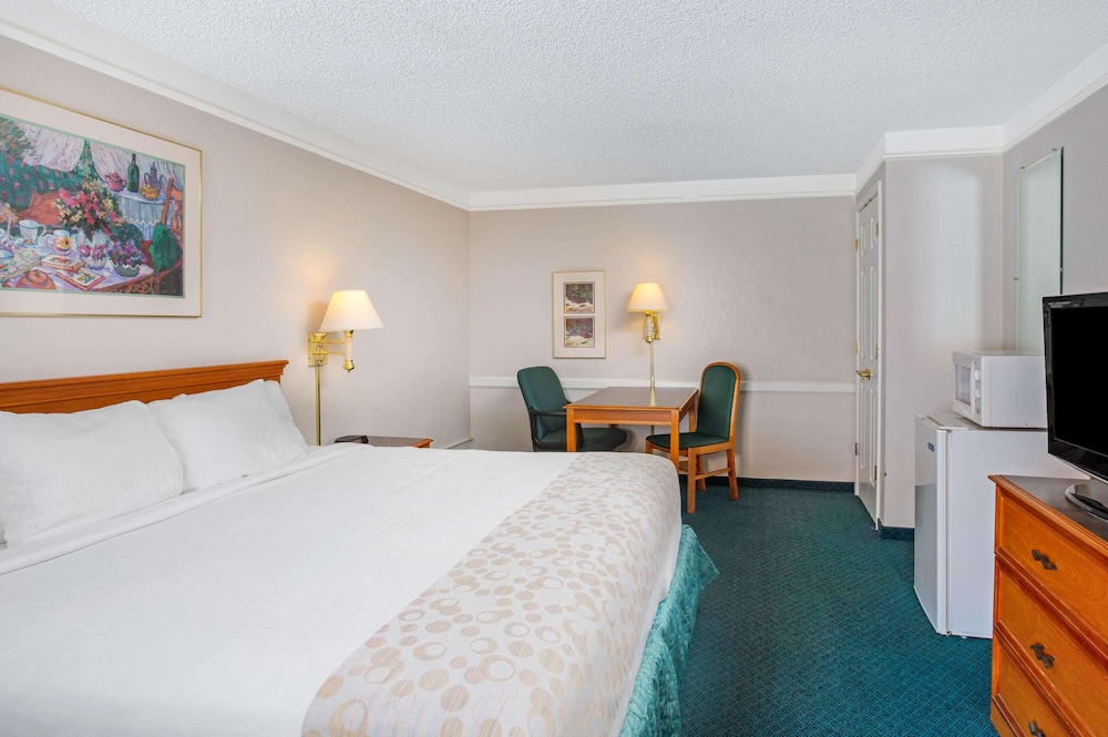 Days Inn by Wyndham Reno - photo 7