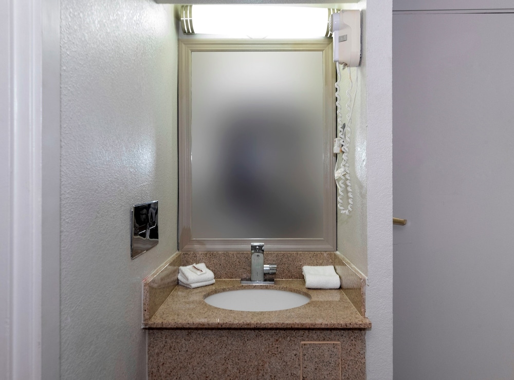 Red Roof Inn Petersburg Fort Lee - photo 32