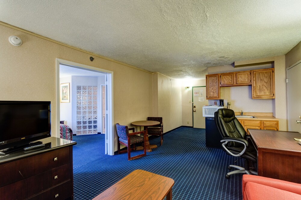 University Hotel & Suites - photo 20