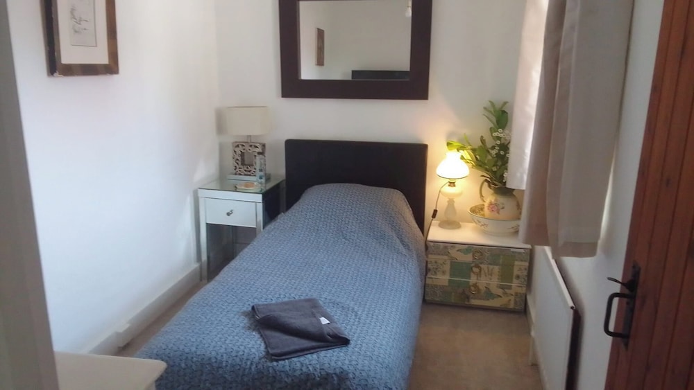 4 Bed 2 Bath bar pool Table library Xmas Venue in Dorchester, United Kingdom