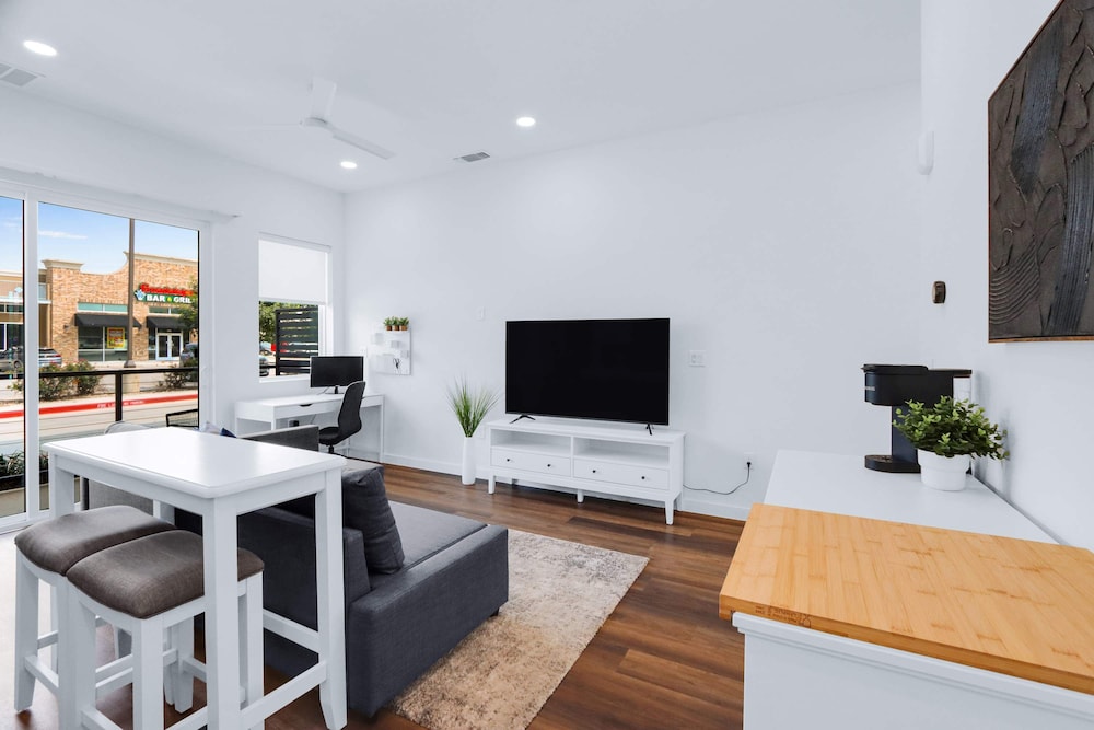 Luxury Resort style Living Centrally Located - photo 23
