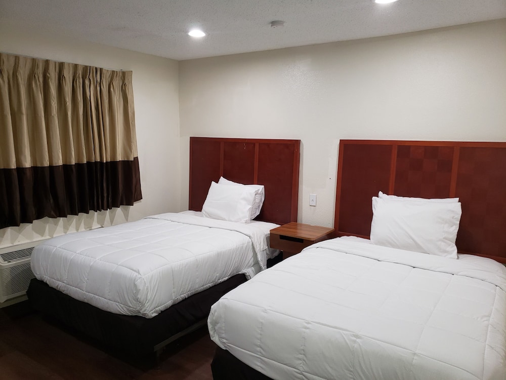Clear Lakes Inn - photo 8