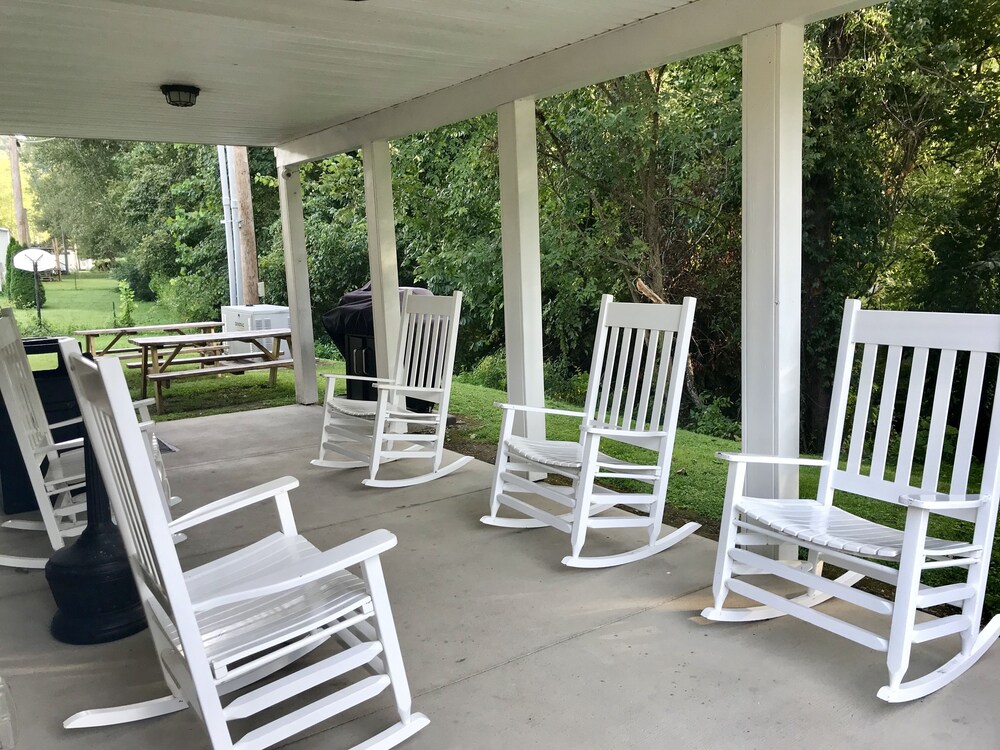 Oak Tree Inn - photo 2