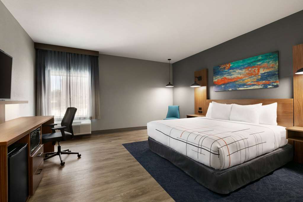La Quinta Inn & Suites by Wyndham College Station North - photo 11