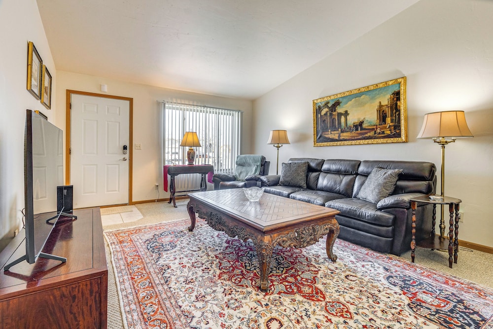 2 Mi to Lake Michigan: Cozy Duplex w Private Yard — 4-Star Luxury Hotel in Manitowoc, United States