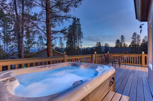 New Listing Doc’s Place Beautiful Hot Tub Views in Leadville, United States