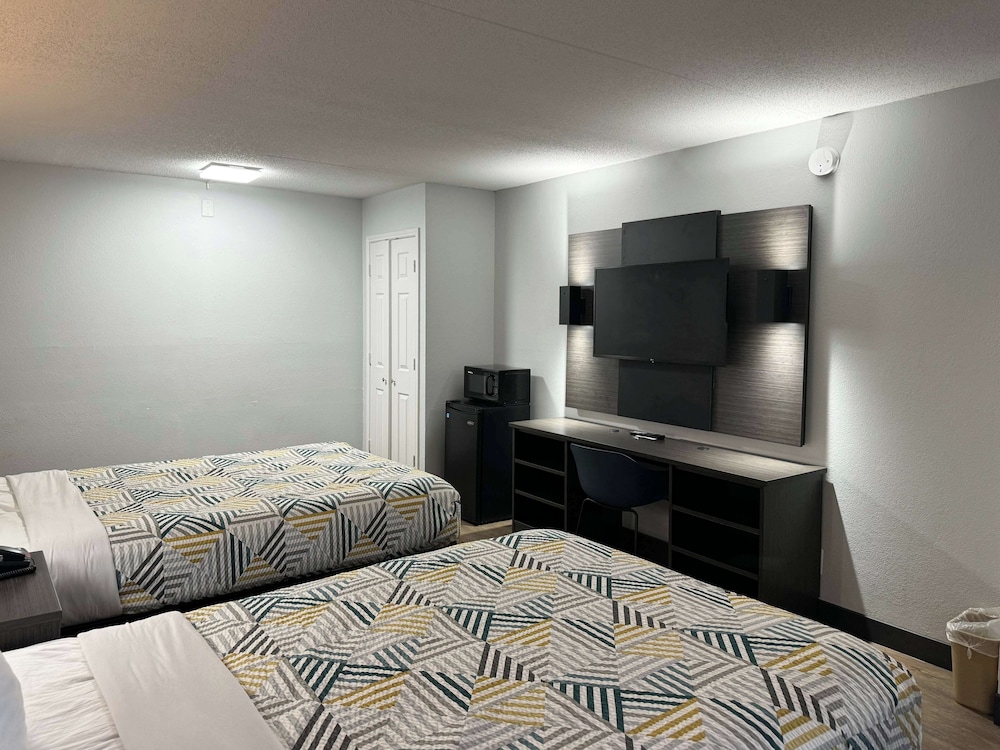 Days Inn & Suites by Wyndham Huntsville Space Center - photo 4