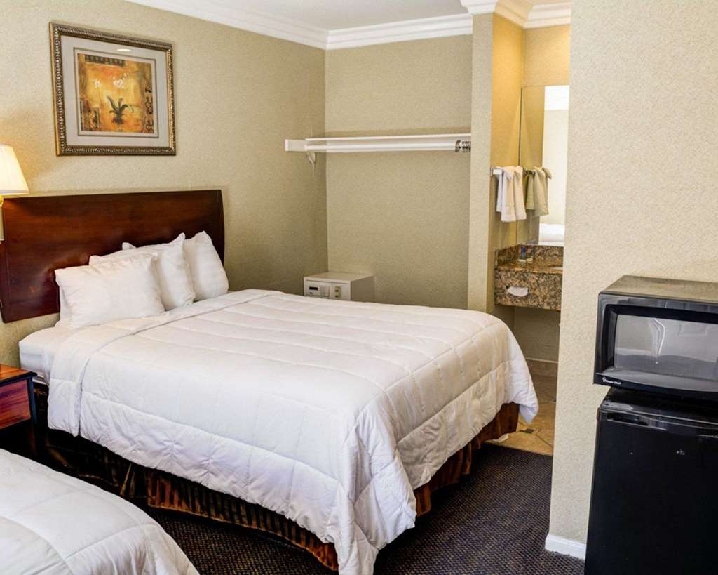 Rodeway Inn near Venice Beach - photo 17