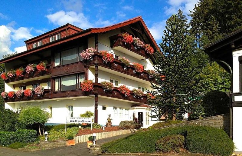Hotel Zum weißen Stein — 4-Star Luxury Hotel in Kirchen, Germany